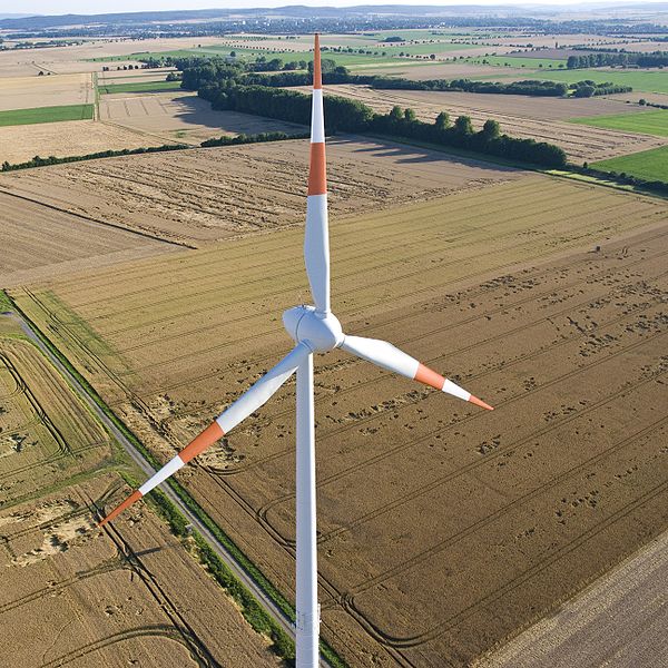 Windrad auf freiem Feld. Bild: Wikipedia.org